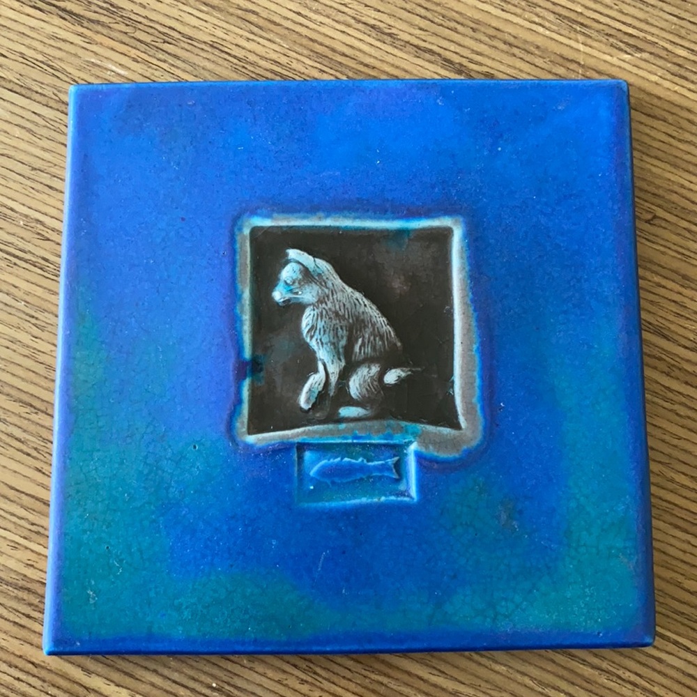 MICHAEL COHEN POTTERY CAT HOT-PLATE TILE 2002